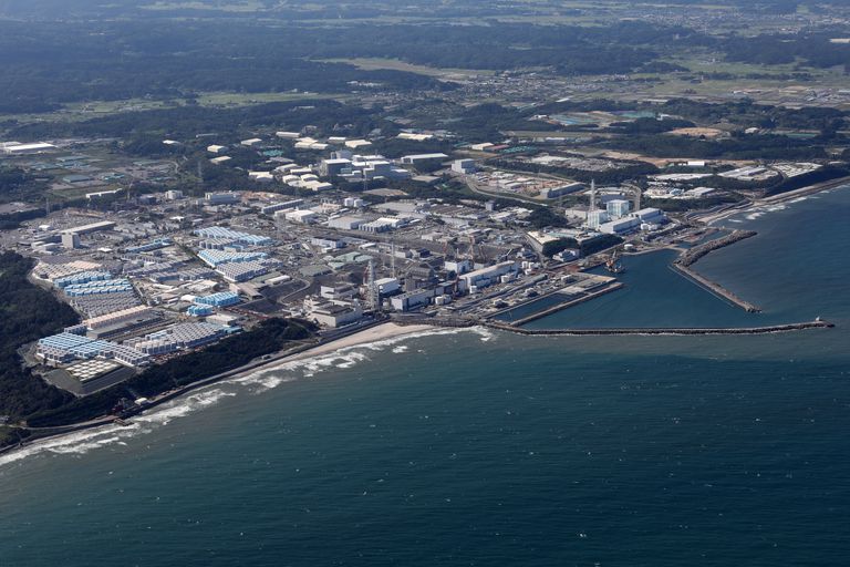 La centrale nucléaire de Fukushima Daiichi et ses réservoirs d'eau radioactive.